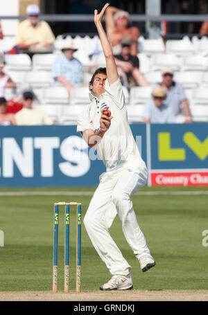 Steven Finn à bowling action pour la CCC vs Essex - Middlesex Middlesex CCC - LV County Championship au Ford Comté Rez, Chelmsford, Essex - 09/05/08 Banque D'Images