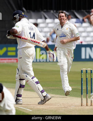 Rikki Clarke de Derbs réclamations le guichet de Alex Tudor, pris derrière - Essex LA CCC vs Derbyshire CCC - LV County Championship au sol de cricket du comté de Ford, Chelmsford, Essex - 30/06/08 Banque D'Images