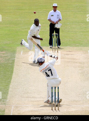 Stephen Stubbings de Derbs entraîne le ballon sur la tête de Maurice Chambers - Essex LA CCC vs Derbyshire CCC - LV County Championship au sol de cricket du comté de Ford, Chelmsford, Essex - 30/06/08 Banque D'Images