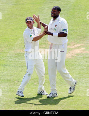 Alex Tudor d'Essex (gauche) demande le guichet de Wavell Hinds et célèbre avec skipper Mark Pettini - Essex LA CCC vs Derbyshire CCC - LV County Championship au sol de cricket du comté de Ford, Chelmsford, Essex - 30/06/08 Banque D'Images