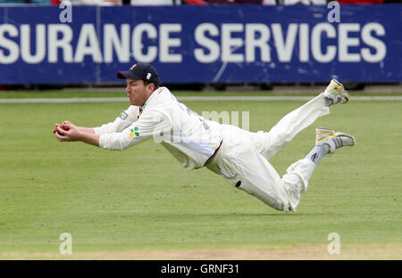 Tim Phillips d'Essex prend une capture de plongée de rejeter Rob Joseph de le bowling de Maurice Chambers - Essex Kent vs CCC CCC - LV County Championship Division Two à la Ford County Ground, Chelmsford, Essex - 30/04/09 Banque D'Images