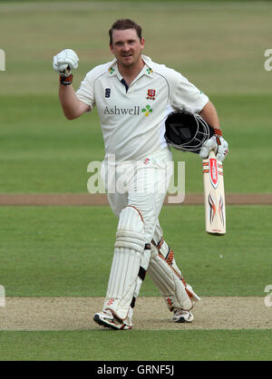 John Maunders d'Essex célèbre un siècle - Essex 100 effectue la CCC vs Leicestershire CCC - LV County Championship Division Two de cricket au sol du comté de Ford, Chelmsford - 26/08/09 Banque D'Images