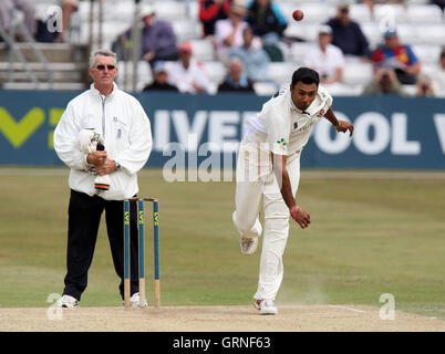 Dans Kaneria danois action bowling d'Essex - Essex LA CCC vs Leicestershire CCC - LV County Championship Division Two de cricket au sol du comté de Ford, Chelmsford - 28/08/09 Banque D'Images