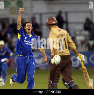 David Essex prend la maîtrise du guichet de Scott Newman - Essex Eagles vs Surrey Brown Caps - NatWest Pro 40 au sol de cricket du comté de Ford, Chelmsford, Essex - 05/08/08 Banque D'Images