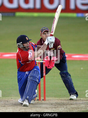 Graham Napier d'Essex Eagles (chemise rouge) dans vingt 20 T20 action de frappeurs Northants Steelbacks - 07/07/08 Banque D'Images