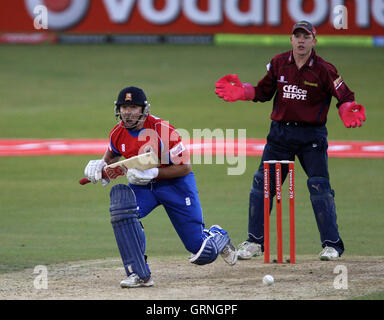 Graham Napier d'Essex Eagles (chemise rouge) dans vingt 20 T20 action de frappeurs Northants Steelbacks - 07/07/08 Banque D'Images