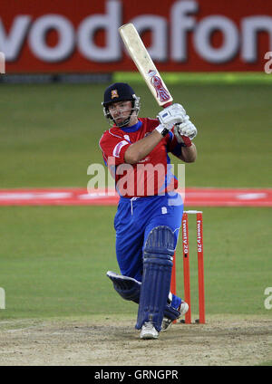 Graham Napier d'Essex Eagles (chemise rouge) dans vingt 20 T20 action de frappeurs Northants Steelbacks - 07/07/08 Banque D'Images