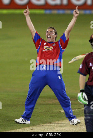 Graham Napier d'Essex Eagles (chemise rouge) dans vingt 20 T20 Northants Steelbacks action contre comme il célèbre un guichet - 07/07/08 Banque D'Images