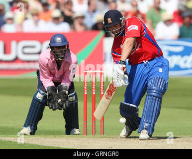 Graham Napier d'Essex Eagles (chemise rouge) dans vingt 20 T20 batting action contre les croisés de Middlesex - 15/06/08 Banque D'Images