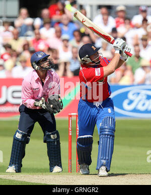 Graham Napier d'Essex Eagles (chemise rouge) dans vingt 20 T20 batting action contre les croisés de Middlesex - 15/06/08 Banque D'Images