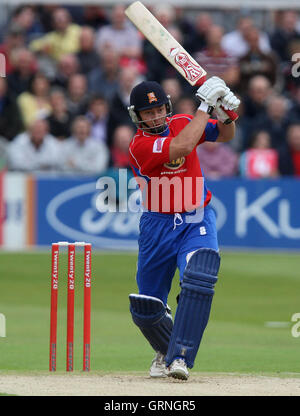 Graham Napier d'Essex Eagles (chemise rouge) dans vingt 20 T20 batting action contre les Spitfires Kent - 18/06/08 Banque D'Images