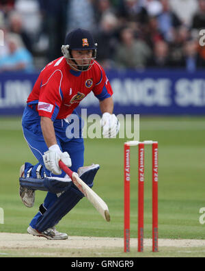 Graham Napier d'Essex Eagles (chemise rouge) dans vingt 20 T20 batting action contre les Spitfires Kent - 18/06/08 Banque D'Images