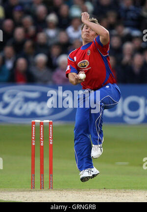 Graham Napier d'Essex Eagles (chemise rouge) dans vingt 20 T20 bowling action contre les Spitfires Kent - 18/06/08 Banque D'Images