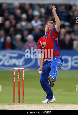 Graham Napier d'Essex Eagles (chemise rouge) dans vingt 20 T20 bowling action contre les Spitfires Kent - 18/06/08 Banque D'Images