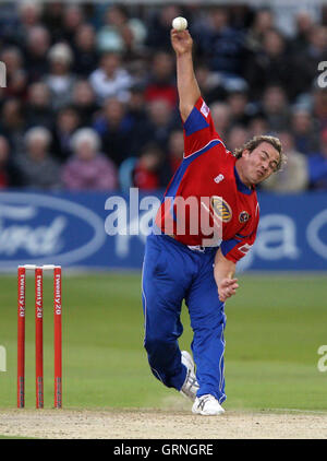 Graham Napier d'Essex Eagles (chemise rouge) dans vingt 20 T20 bowling action contre les Spitfires Kent - 18/06/08 Banque D'Images