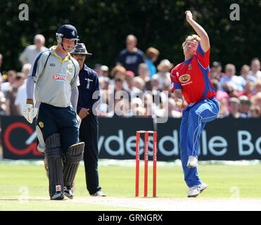 Graham Napier d'Essex Eagles (chemise rouge) dans vingt 20 T20 bowling action contre les Spitfires Kent - 22/06/08 Banque D'Images