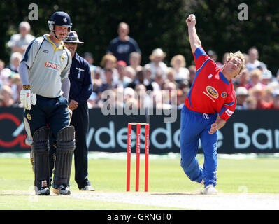 Graham Napier d'Essex Eagles (chemise rouge) dans vingt 20 T20 bowling action contre les Spitfires Kent - 22/06/08 Banque D'Images