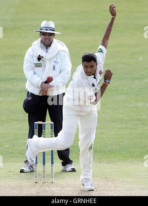 Dans Kaneria danois action bowling d'Essex - Essex LA CCC vs Derbyshire CCC - LV County Championship au Ford County Ground, Chelmsford, Essex - 18/04/07 Banque D'Images