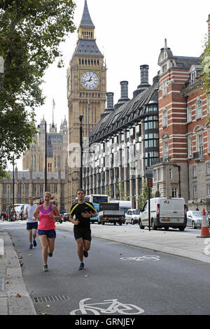 Utilisent le nouveau Londres, cycle distincts sur le chemin Victoria Embankment. Montre Big Ben et Portcullis House dans l'arrière-plan. Banque D'Images