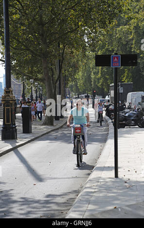 Les cyclistes sur Londres de neuf, est-ouest distincts entièrement super-autoroute vélo sur Victoria Embankment. Équitation loué des vélos 'Boris' Banque D'Images