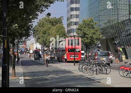 Les cyclistes sur le nouveau Londres, entièrement séparés du nord au sud super-autoroute cycle sur Blackfriars Road. Banque D'Images