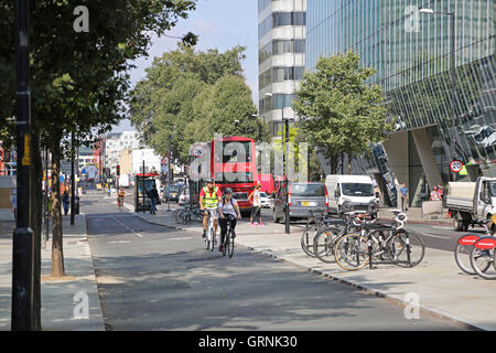 Les cyclistes sur le nouveau Londres, entièrement séparés du nord au sud super-autoroute cycle sur Blackfriars Road. Banque D'Images