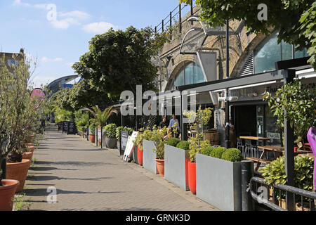 Restaurants sur la rue Isabella de Londres près de Waterloo. Construit sous les arches de chemin de fer, la rue est rempli de plantes Banque D'Images