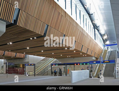 Presque déserté, le nouveau concourse inférieur de la gare de London Bridge, Royaume-Uni. Montre les escaliers mécaniques et les jetées en béton soutenant les plates-formes ci-dessus. Banque D'Images