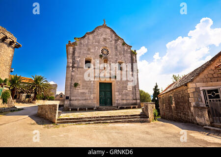 Village de Stuck in the Middle (single) et l'église vue sur place, l'île de Brac, Dalmatie, Croatie Banque D'Images