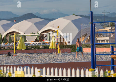 Les jeunes en mouvement joue dans le beach-volley. Banque D'Images