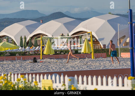 Les jeunes en mouvement joue dans le beach-volley. Banque D'Images