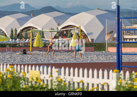 Les jeunes en mouvement joue dans le beach-volley. Banque D'Images