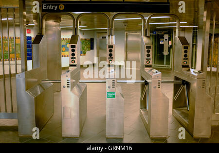 Entrée du métro avec tourniquets à l'Oculus l'élément central du World Trade Center Transportation Hub,Manhattan,New York City, USA Banque D'Images