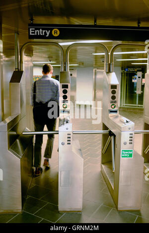 Les passagers passant les tourniquets à l'entrée du métro à Oculus dans le World Trade Center Transportation Hub,New York City, USA Banque D'Images