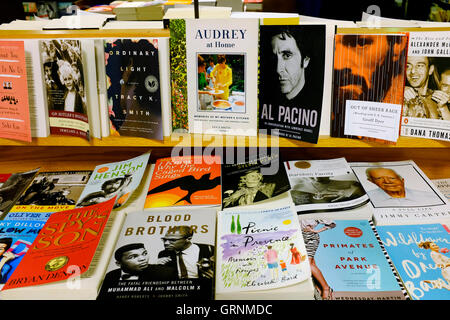 Livres sur l'affichage à Barnes & Noble Booksellers dans Union Square, New York City, USA Banque D'Images
