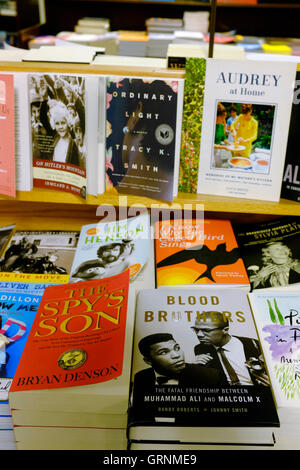 Livres sur l'affichage à Barnes & Noble Booksellers dans Union Square, New York City, USA Banque D'Images