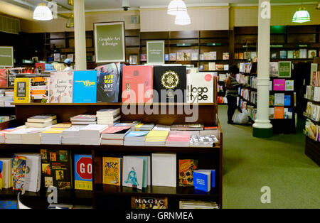 Livres sur l'affichage à Barnes & Noble Booksellers dans Union Square, New York City, USA Banque D'Images