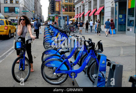 Une femme sur un pilote par un Citibike Citibike partager gare à Union Square.Manhattan.New York City, USA Banque D'Images