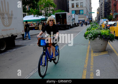 Une femme sur un pilote par un Citibike Citibike partager gare à Union Square.Manhattan.New York City, USA Banque D'Images