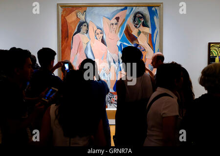 "Pablo Picasso Les Demoiselles d'Avignon'(1907) avec les visiteurs au Musée d'Art Moderne (MoMA).Manhattan,New York City, USA Banque D'Images