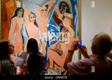 "Pablo Picasso Les Demoiselles d'Avignon'(1907) avec les visiteurs au Musée d'Art Moderne (MoMA).Manhattan,New York City, USA Banque D'Images