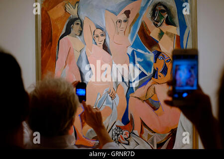 "Pablo Picasso Les Demoiselles d'Avignon'(1907) avec les visiteurs au Musée d'Art Moderne (MoMA).Manhattan,New York City, USA Banque D'Images