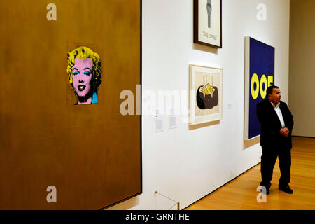 Visiteur en face de Gold Marilyn Monroe d'Andy Warhol au Musée d'Art Moderne (MoMA).New York City, USA Banque D'Images