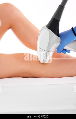 Femme sur les jambes d'enlèvement de cheveux de laser Banque D'Images