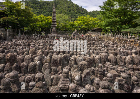 Adashino Nenbutsu-ji à Kyoto (Japon), l'accueil d'environ 8 000 statuettes en pierre bouddhiste de commémorer les morts. Banque D'Images