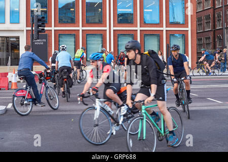 Les cyclistes sur autoroute Cycle 3 près du pont de Blackfriars, Londres Angleterre Royaume-Uni UK Banque D'Images
