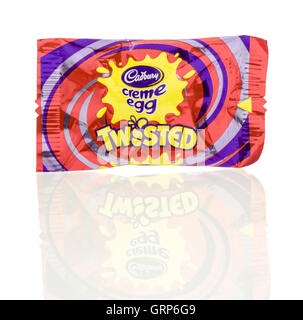 Winneconne, WI - 23 juillet 2016 : Cadbury creme egg twisted candy bar sur une base isolée. Banque D'Images