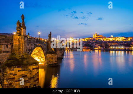 Vue sur la Vltava, le Pont Charles et le château au-delà. Europe République Tchèque Prague Banque D'Images