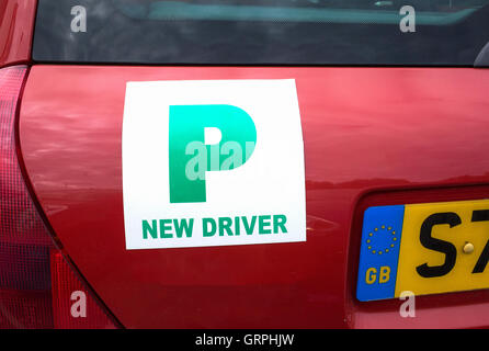 Un nouveau pilote britannique vert sur la plaque d'une voiture rouge Banque D'Images