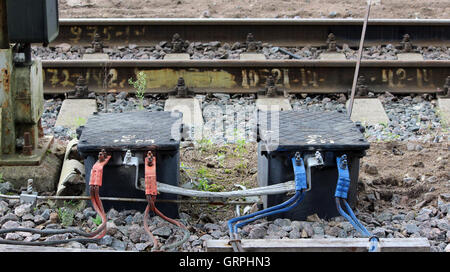 Rouge et bleu - il fait partie de la signalisation ferroviaire. Afin de déterminer s'il est si quelque chose dans ce que les road train Banque D'Images